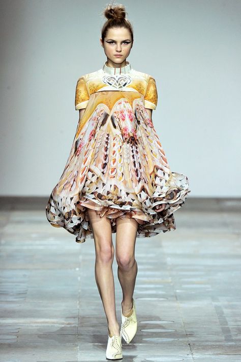 Born In 1983, Mary K, Printed Fashion, 3d Shape, Mary Katrantzou, Greek Fashion, Young Fashion, Body Sculpting, Fashion Runway