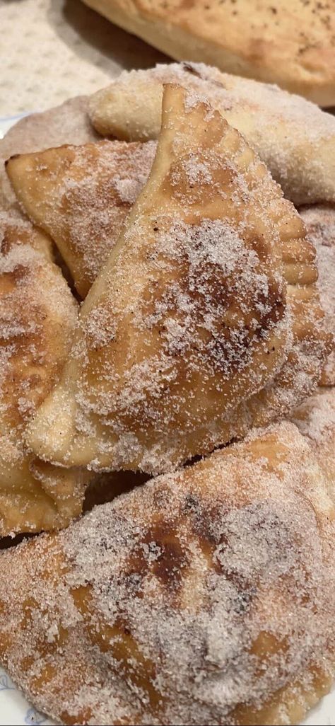 Easy Zeppole Recipe, Sicilian Recipes Authentic, Sweet Ravioli, Zeppole Recipe, Authentic Italian Desserts, Italian Desserts Traditional, Sicilian Food, Cannoli Recipe, Italian Pastries