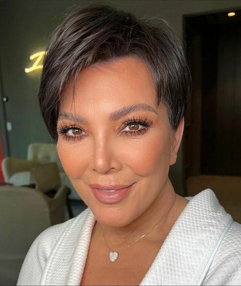 Kris Jenner Makeup, Learning Makeup, Kris Jenner House, Mothers Makeup, Jenner House, Bronze Palette, Brown Acrylic Nails, Jenner Makeup, Hidden Hills