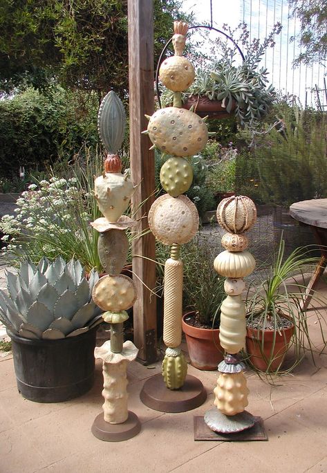 Clay Garden Art, Garden Totem Poles Diy Yard Art, Artist Kitchen, Ceramic Totems, Ceramic Totem, Totem Pole Art, Handmade Garden Art, Garden Totem, Sculpture Studio