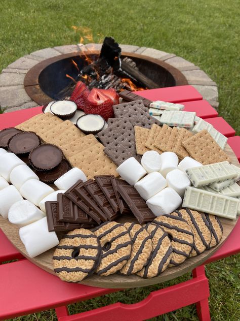 Dessert Boards, Smores Party, Food Boards, Bonfire Party, Decorações Com Comidas, Backyard Movie, Charcuterie Inspiration, Snack Board, Party Food Platters