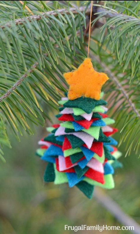 Learn how to make 20 different Felt Christmas Crafts! Holiday Home Decor and Ornaments are so much fun to make! Easy DIY Craft Tutorial Ideas. #thecraftyblogstalker #felt #feltcrafts #christmascrafts Felt Christmas Crafts, Felt Christmas Tree Ornaments, Christmas Decorations Sewing, Diy Felt Christmas Ornaments, Crafts Holiday, Felt Crafts Christmas, Diy Christmas Tree Ornaments, Christmas Tree Decorations Diy, Tutorial Ideas