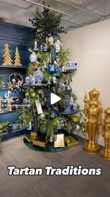 Chinoiserie Christmas Tree, Christmas Tree Inspo, Chinoiserie Christmas, Nutcracker Decor, Delft, Nutcracker, Christmas Shopping, Chinoiserie, Christmas Tree Decorations