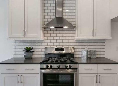 Kitchen Wall Tiles Design, White Subway Tile Kitchen, Dark Grout, Subway Tile Patterns, Subway Tile Backsplash Kitchen, White Subway Tile Backsplash, Subway Tile Kitchen, U Bahn, Subway Tile Backsplash