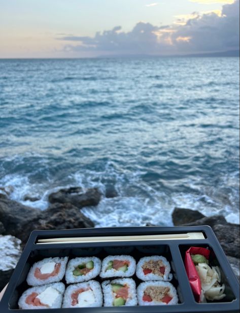 #food #sushi #sea #aesthetic Sushi At The Beach, Sushi Date, Food Sushi, Sea Aesthetic, Random Aesthetic, Sushi Bar, Pretty Stuff, Build A Bear, Beach Bum