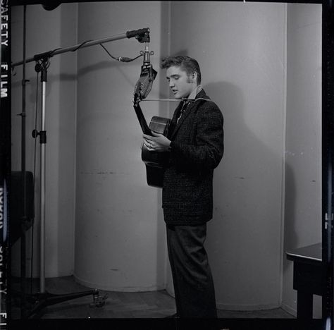 Here's a nice shot of 20-year-old Elvis Presley with borrowed Martin D-18 guitar that was taken at RCA's Studio 1 in New York City on Thursday, December 1st, 1955 by William "PoPsie" Randolph for label publicity purposes. Elvis didn't record in this studio until January 30 and 31, 1956. William “PoPsie” Randolph (1920 – 1978) was a US photographer of Greek descent. Elvis Sings, Love Me Tender, Sun Records, Young Elvis, John Lennon Beatles, Tom Parker, Beatles John, Elvis Presley Photos, Buddy Holly