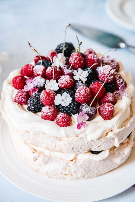 Double Stacked Berry Pavlova #pavlova #meringue Healthy Wedding Cake, Berry Pavlova, Pavlova Dessert, Pavlova Cake, Pear Crumble, Wedding Cake Alternatives, Meringue Cake, Pavlova Recipe, Crumble Cake