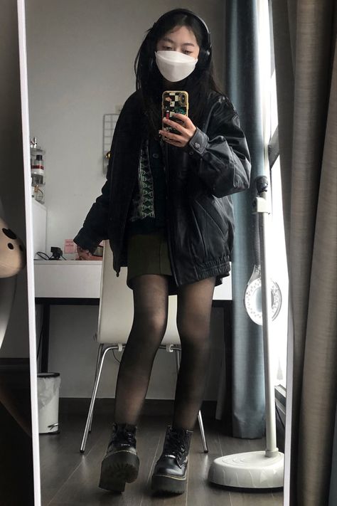 Headphones Outfit Aesthetic, Black Grunge Aesthetic Outfit, Platform Boots Outfit Grunge, Boots Outfit Grunge, Outfits With Headphones, Platform Boots Aesthetic, Leather Jacket Outfit Aesthetic, Grunge Aesthetic Outfits Winter, Jacket Outfit Aesthetic