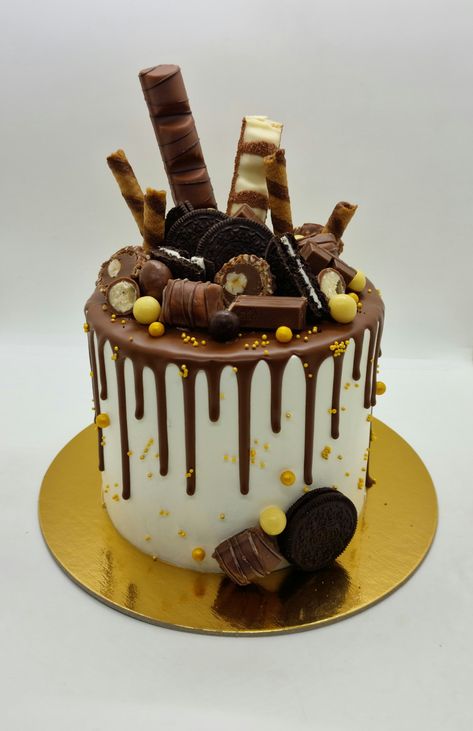 Chocolate drip cake Chocolate Drip Cake Ideas, Drip Cake Birthday, Chocolate Drip Cake Birthday, Oreo Birthday Cake, Chocolate Cake Designs, Chocolate Garnishes, Chocolate Drip Cake, Cupcake Cake Designs, Easy Chocolate Cake