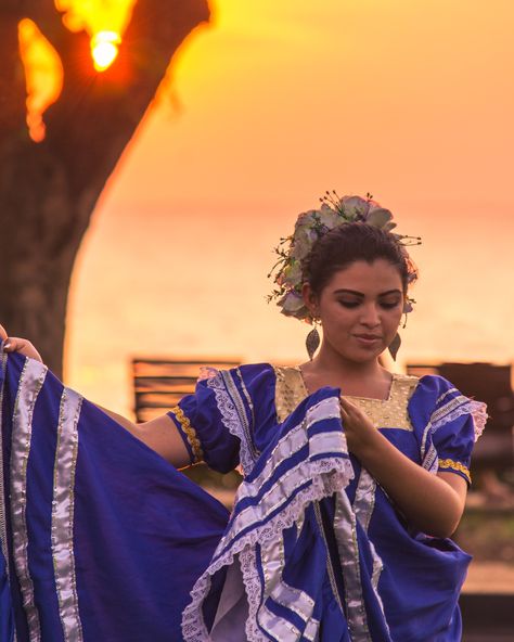 Traditional Nicaraguan Dress, Nicaragua Clothing, Paloma Core, Salvadorean Culture, Nicaragua Culture, Nicaragua Aesthetic, Honduras Aesthetic, Honduran Culture, Nicaraguan Culture