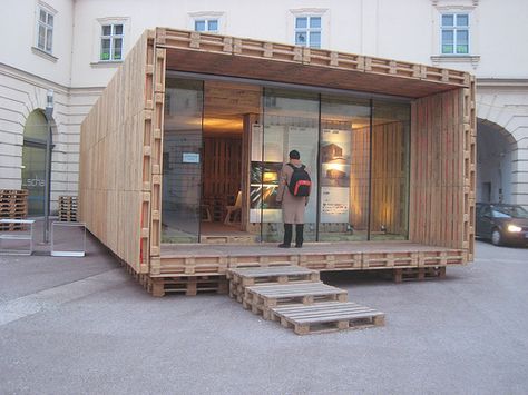 This is the pallet emergency home. This pallet house can be build in one day with only basic tools. You can also upgraded it in time with insulation, AC, smoke detectors and anything else you would like. - Imgur Pallet House Plans, Pallet Building, Sheltered Housing, Pallet Shed, Small Building, Pallet House, Recycled Pallets, Expensive Houses, Wooden Pallets