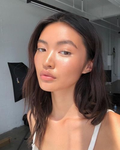 Learn what PIH is and the best ways to treat it.  | Korean skincare K-beauty Emrata Instagram, Model Tips, Minimal Makeup Look, Post Inflammatory Hyperpigmentation, Hair Straighteners Flat Irons, Glossy Makeup, Minimal Makeup, Phoebe Philo, Spring Makeup