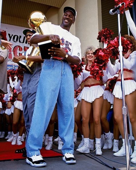 Michael Jordan Archive 🏀 on Instagram: “Michael Jordan celebrates at the Chicago Bulls 1996 NBA Championship parade. (July 18, 1996) 📸: @andyhaytphoto” Michael Jordan Art, Michael Jordan Photos, Michael Jordan Pictures, Mode Hip Hop, Jordan Fits, Michael Jordan Basketball, Nba Fashion, Jordan Outfit, Scottie Pippen