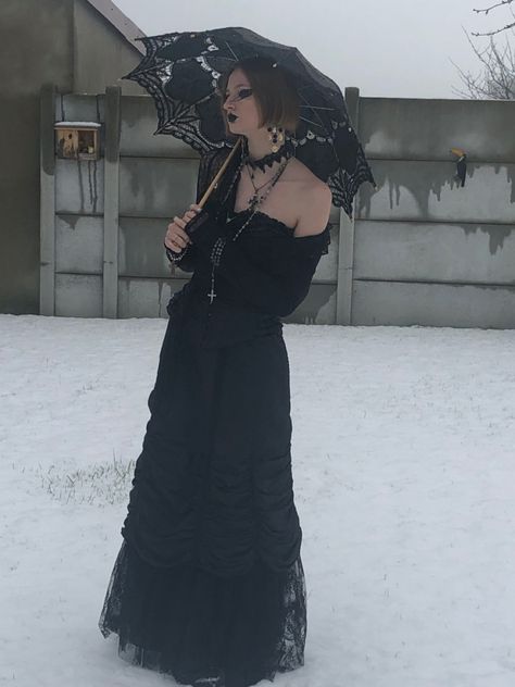 Victorian Romantic Goth, Goth Snow Outfit, Winter Goth Aesthetic, Victorian Gothic Aesthetic Outfit, Goth Rainy Day Outfit, Goth Victorian Outfits, Goth Romantic Outfit, Demoncore Outfits, Romantic Goth Aesthetic Outfits