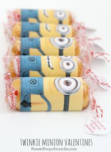 Free printable minion twinkie wrapper for Valentine's Day Minion Valentine Cards, Minion Valentine Ideas, Twinkie Minions, Minion Printable, Minion Twinkies, Minion Valentine, Valentines Diy Kids, One In A Minion, Minion Cupcakes