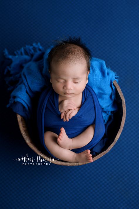 Newborn Poses Boy, Newborn Photos Boy, Newborn Photography Poses, Newborn Studio, Baby Boy Photography, Blue Backdrop, Baby Photo Shoot, Backdrop Photo, Boy Newborn