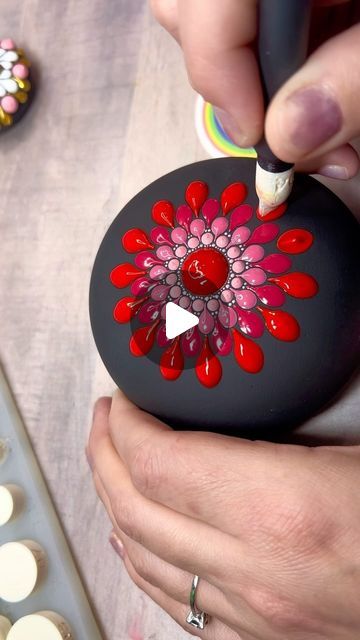 Dot Painting Tutorial For Beginners, Dot Mandala Beginner, Dot Mandalas Pattern, Dot Painting Videos, Stone Mandala Art, Painting On Stones And Rocks, Mandala Stones Pattern, Dot Art On Rocks, Mandala Art Videos