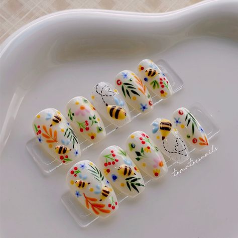 Bee Nails Design, Cottage Core Nails, Leaves Nails, Sunflower Nail Art, Glossy Nails, Bee Nails, Garden Nails, Bee And Flower, Nails Hand Painted