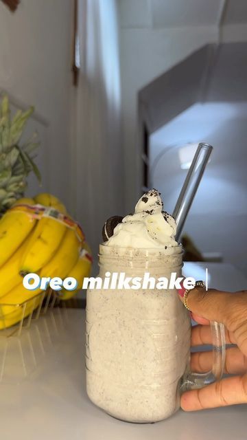 Oreo Milkshake Recipe, Recipes Gourmet, Oreo Shake, Protein Shakes Recipes, Oreo Milkshake, Nutrition Drinks & Shakes, Milkshake Recipe, Healthy Food Inspiration, Healthy Shakes