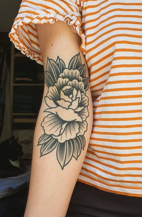 Traditional Flower Arm Tattoo, Neo Traditional Tattoos Flower Black, Botanical Tattoo Sleeve Black, Large Tattoo Cover Ups, Traditional Peony Tattoo, Traditional Tattoo Arm, Traditional Tattoo Flowers, Hamburg City, Girl Back Tattoos