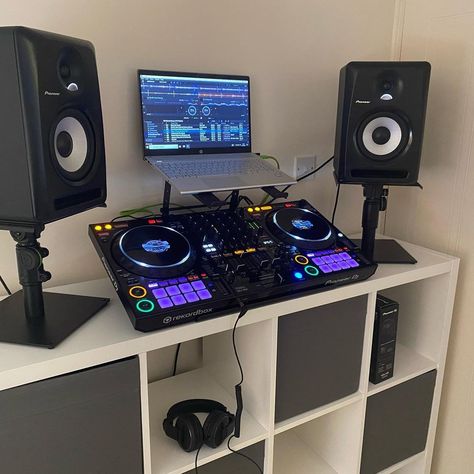 Dj Room Ideas Dj Setup, Basement Dj Setup, Apartment Dj Setup, Mini Dj Setup, Dj Equipment Setup Home, Dj Room Ideas Man Cave, Beginner Dj Setup, Garage Dj Studio, Dj Desk Setup