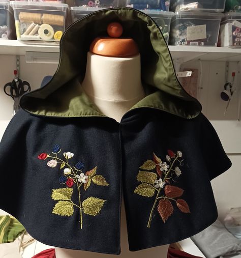 The cape is sewn from wool Fabric, lined with cotton canvas. Decorated with machine embroidery. The front part closes with hooks and eyelets Fits perfectly with a fantasy costume. Cool Fantasy Outfits, Fantasy Capes, Fantasy Sewing, Embroidered Cloak, Mage Costume, Fantasy Cape, Fantasy Embroidery, Fantasy Costume Design, Cosplay Cape