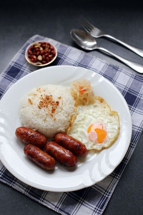 Longsilog - Filipino breakfast recipe Filipino Recipes Breakfast, Cooking Filipino Food, Filipino Food Photography, Silog Meals Ideas, Filipino Breakfast Ideas, Longaniza Recipe, Longsilog, Pinoy Breakfast, Silog Meals