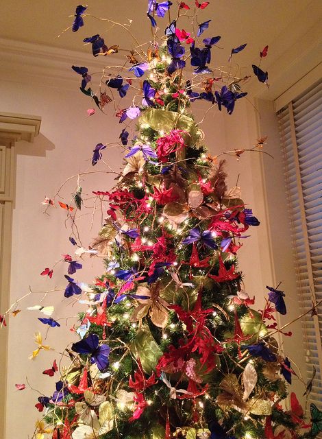 Butterflies on the Christmas tree, the extensions add so much Butterfly Christmas, Rose Gold Christmas Decorations, Floral Christmas Tree, Silver Christmas Decorations, Butterfly Tree, Summer Trees, Holiday Tree Decorations, Summer Christmas, Gold Christmas Decorations