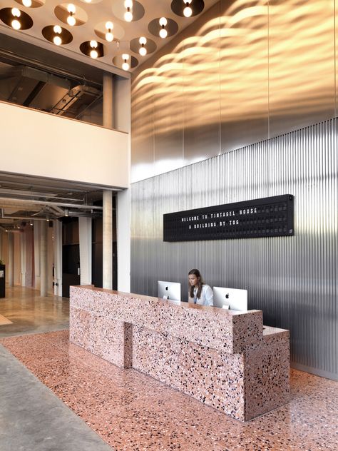 Tintagel House,© Charles Hosea Stanton Williams, Reception Desk Design, Counter Design, Lobby Design, Reception Design, Coworking Space, Universal Design, Reception Desk, Desk Design