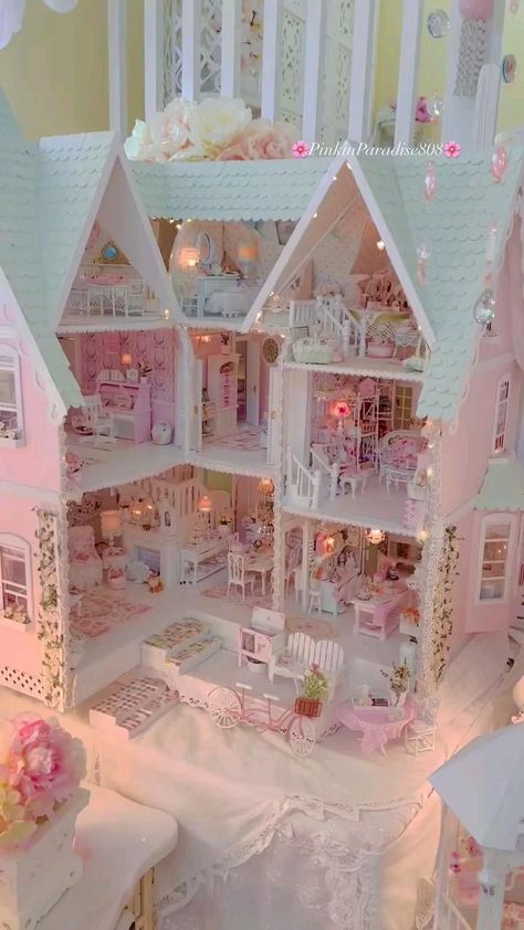 Barbie Doll House Aesthetic, Calico Critters House Makeover, Diy Victorian Dollhouse, Barbie Doll House Diy, Realistic Doll House, Doll Collection Display, Pink Doll House, Sylvanian Families House, French Doll House