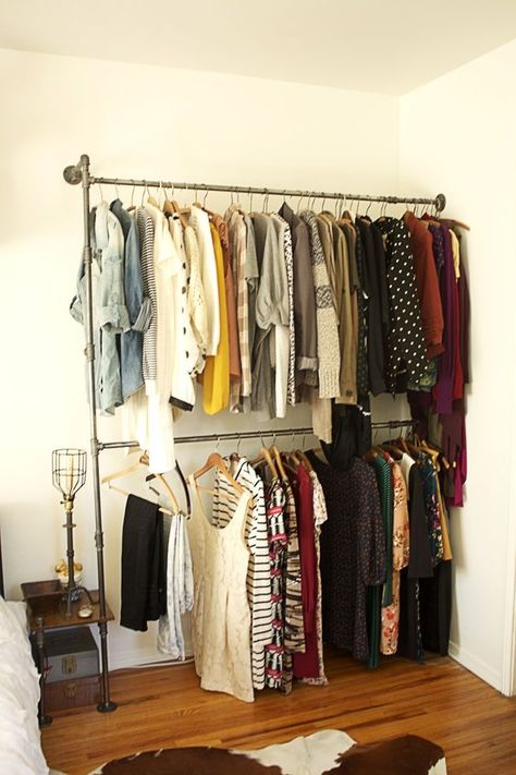 21 Really Inspiring Makeshift Closet Designs For Small Spaces Makeshift Closet, Diy Kast, Closet Diy, Diy Clothes Rack, Industrial Pipe Shelves, Smart Tiles, Open Closet, Diy Wardrobe, Diy Pipe