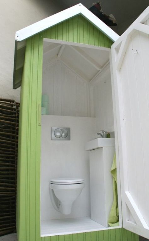 Outhouses Pictures, Outdoor Pool Bathroom, Outdoor Pool Decor, Outside Toilet, Outdoor Bathroom Design, Outdoor Toilet, Pool Bathroom, Pool Bath, Pergola Attached To House