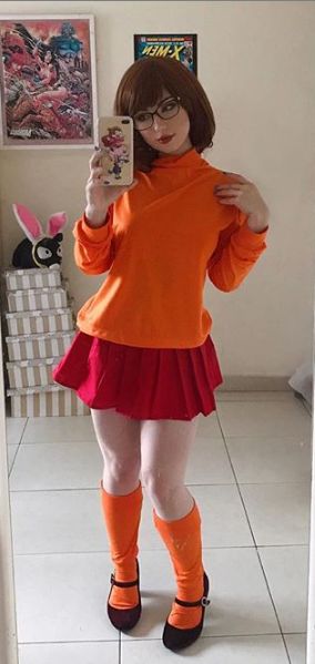 Sejam bem vindos devolta!   Bom, vou falar hoje de algo que eu curto bastante, mas não acompanho assiduamente: Cosplays!   Cosplay, para qu... Velma Movie, Velma Cosplay, Daphne And Velma, Velma Dinkley, Awesome Cosplay, Cosplay Tips, Fantasias Halloween, Geek Girls, Cosplay Dress