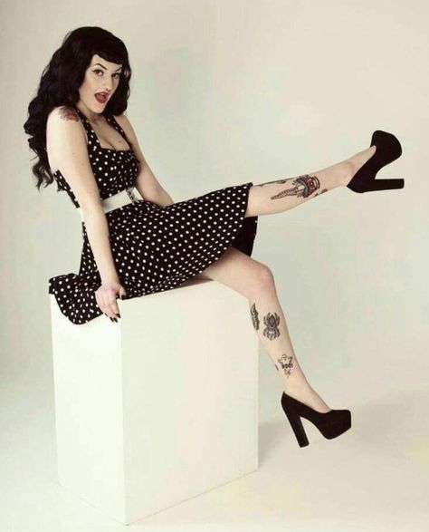 Rockabilly Aesthetic, Gothabilly Fashion, Vamp Aesthetic, Betty Bangs, Amy Winehouse Style, Goth Pinup, Girly Goth, Rockabilly Girls, Goth Rockabilly