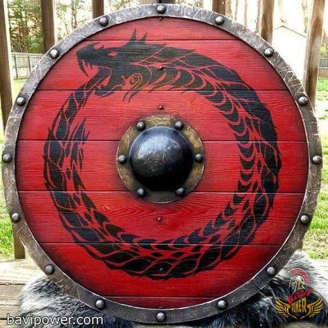 Viking Shields on the Sides of Ships: Historical or Not? Besides axe and ship, the Viking shields are among the things that made the Vikings stand out. When in battlefields, great skills with any weapon were not enough. They needed shelter against the hails of arrows for example. That is to say, the Viking shields occupied an extremely important part in combat. Viking Shield Design, Escudo Viking, Shield Armor, Arte Viking, Armadura Cosplay, Ragnar Lothbrok Vikings, Dragon Shield, Wooden Shield, Polynesian Tattoos