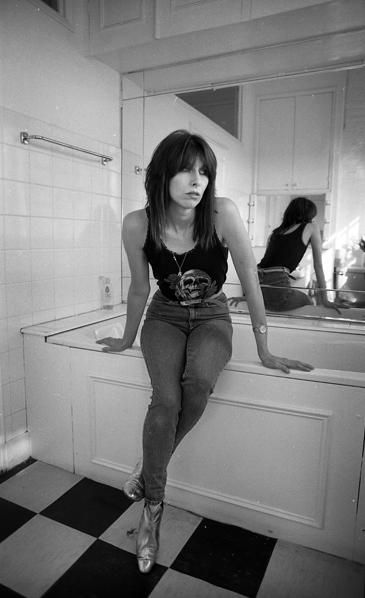 Two And Half Men, Chrissie Hynde, The Pretenders, Women Of Rock, Female Musicians, Woman Sitting, Women In Music, Rock Chic, Mötley Crüe