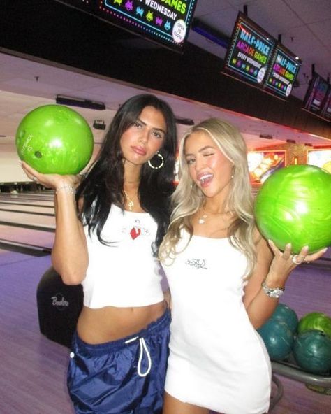 𝚙𝚒𝚗𝚝𝚎𝚛𝚎𝚜𝚝 𝚟𝚘𝚐𝚞𝚎 ☆ on Instagram: "let’s go bowling sometime!! 🎳" Bowling Pictures, Bowling Outfit, Digital Pics, Friend Pictures Poses, Shotting Photo, Camera Digital, Bowling Alley, Cute Friend Pictures, Cute Friend Photos