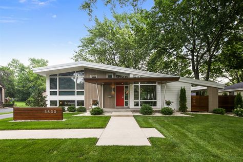 Eichler House, Mcm Architecture, Mid Century Modern Exterior, Mid Century Exterior, Modern Remodel, Minimalist House, Mid Century Architecture, California Dreaming, Mid Century Modern House