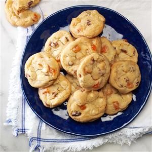 Orange Slice Cookies Recipe -Soft candy orange slices are a refreshing addition to these crispy vanilla chip cookies from Britt Strain, Idaho Falls, Idaho. To quickly cut the orange candy, use scissors, rinsing the blades with cold water occasionally to reduce sticking. Orange Slice Cookies, Cookies With Cake Mix, Slice Cookies, Candied Orange Slices, Soft Cookie Recipe, Candy Orange, Orange Cookies, Orange Candy, Orange Slice