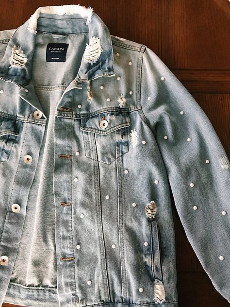 Denim Jacket With Pearls, Jean Jacket Diy, Ballin On A Budget, Jacket Diy, Diy Gem, Diy Denim Jacket, Embellished Denim Jacket, Diy Jacket, Pearls Diy