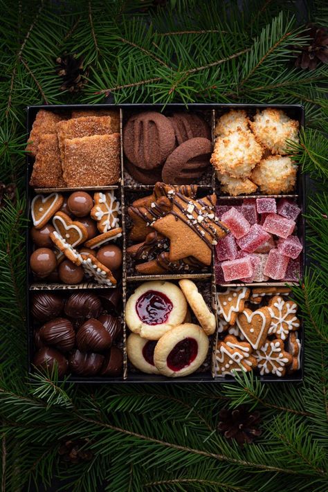 Christmas Desserts Aesthetic, Christmas Cookies Boxes Ideas, Aesthetic Cookies, Dessert Boards, Christmas Cookie Boxes, Cookie Gift Boxes, Christmas Cookies Packaging, Gourmet Cookie, Xmas Baking