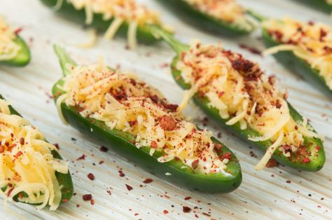 Stuffed Serrano Peppers Serrano Pepper Recipes, Cashew Cream Cheese, Pepper Poppers, Good Keto Snacks, Jalapeno Popper Recipes, Pepper Recipes, Jalapeño Poppers, Poppers Recipe, Serrano Pepper