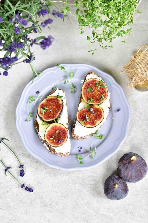 Fig and goat cheese toast with thyme and honey - Everyday Delicious Figs Goat Cheese Honey, Fig Toast, Goat Cheese Toast, Fig And Goat Cheese, Goat Cheese Crostini, Sourdough Toast, Creamy Goat Cheese, Food Van, Culinary Lavender