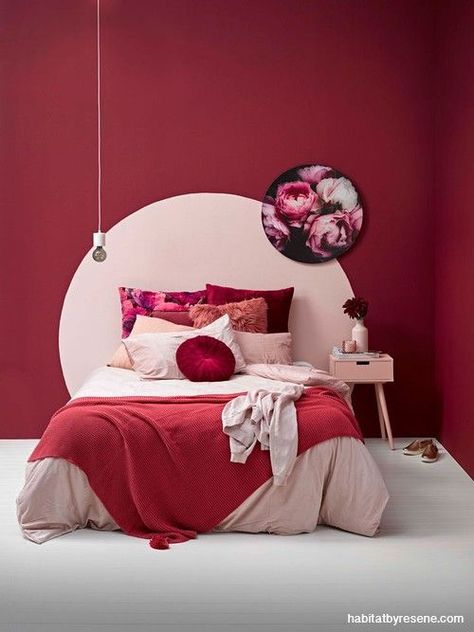 Red Feature Wall, Colorful Bedding, Blue Photography, Pink Bedrooms, Bedroom Red, Red Rooms, Bedroom Paint Colors, Trendy Bedroom, Gray Bedroom