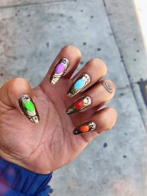 Five of the six stones Marvel Nail Art, Superhero Nails, Avengers Nails, Marvel Nails, Sns Nails Designs, Artsy Nails, Nails Basic, Nail Design Glitter, Crazy Nail Designs