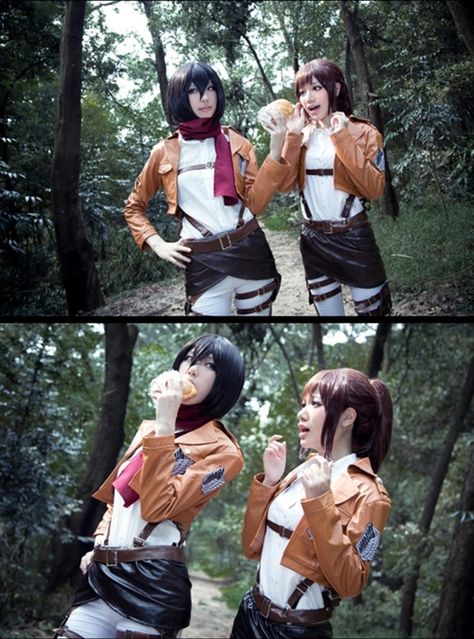 Awww xD Mikasa and Sasha Mikasa And Sasha, Mikasa Cosplay, Aot Aesthetic, Aot Cosplay, Attack On Titan 2, Aot Memes, Mikasa Ackerman, Cosplay Ideas, Anime Cosplay