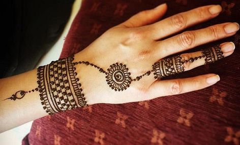 Bracelet Mehendi Design Mehendi Ring Designs, Western Mahendi Design Simple, Simply Mehendi Designs, Western Mehendi Designs, Western Mehendi, Hanna Ideas, Western Mehndi, Mehndi Design Flower, Hand Mahendi