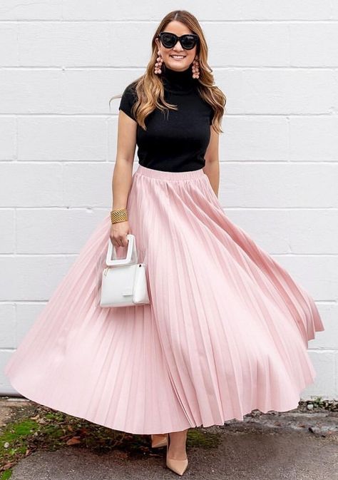 Tshirt And Maxi Skirt Outfit, Blue Skirt Outfits, Relaxed Fashion, Maxi Skirt Outfit, Pink Pleated Skirt, Long Skirt Fashion, Satin Dress Long, Maxi Skirt Outfits, Women's Wear