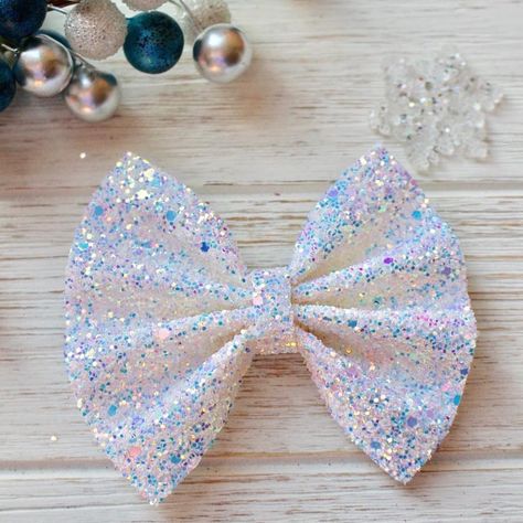 Elsa is making a come Back Friday 🎉🎉🎉🎉 Fabric Bow Tutorial, Diy Leather Bows, Diy Baby Bows, Hair Bow Tutorial, Diy Glitter, Bows Diy Ribbon, Fabric Hair Bows, Diy Bows, Glitter Hair Bows