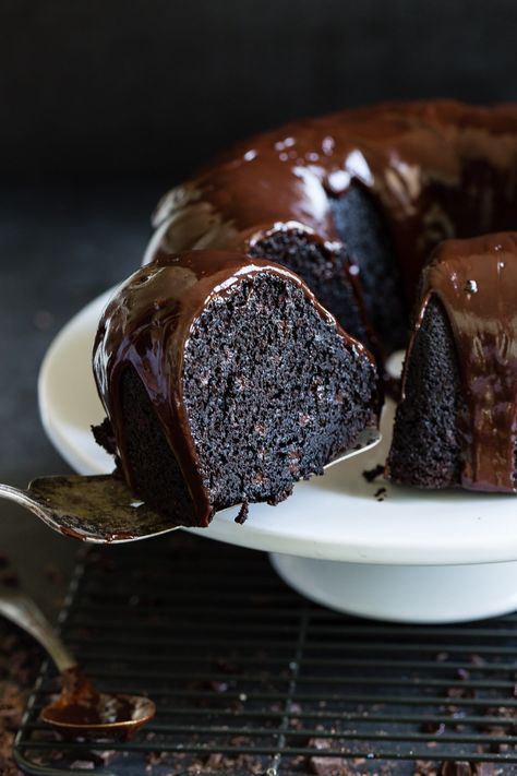 Chocolate Zucchini Bundt Cake, Dark Chocolate Bundt Cake, Zucchini Bundt Cake, Boozy Chocolate, Chocolate Zucchini Cake, Chocolate Bundt, Bundt Cake Recipe, Chocolate Bundt Cake, Zucchini Cake